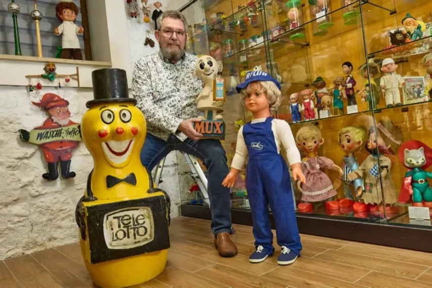 Der Dresdner Sammler Torsten Meisel mit dem großen Telelotto-Otto. InHänden hält er die Mux-Insektentod-Figur. Foto: Foto Koch